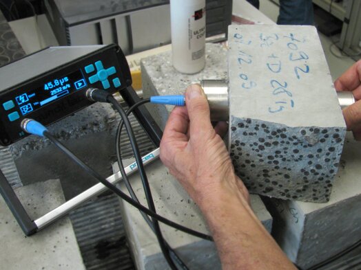 Pundit Lab (+) Un instrument de test UPV flexible conçu pour les opérations de laboratoire
