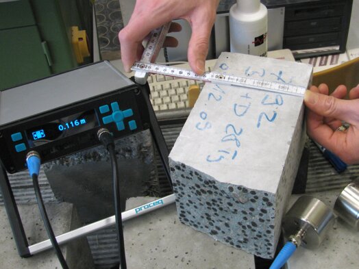 Pundit Lab (+) 灵活的超声波脉冲速度测试仪器，为实验室操作而设计。